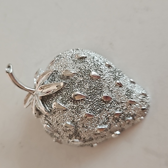 2 SARAH COV Silvertone Brooches, 1 STRAWBERRY & 1 BRANCH - Picture 4 of 7